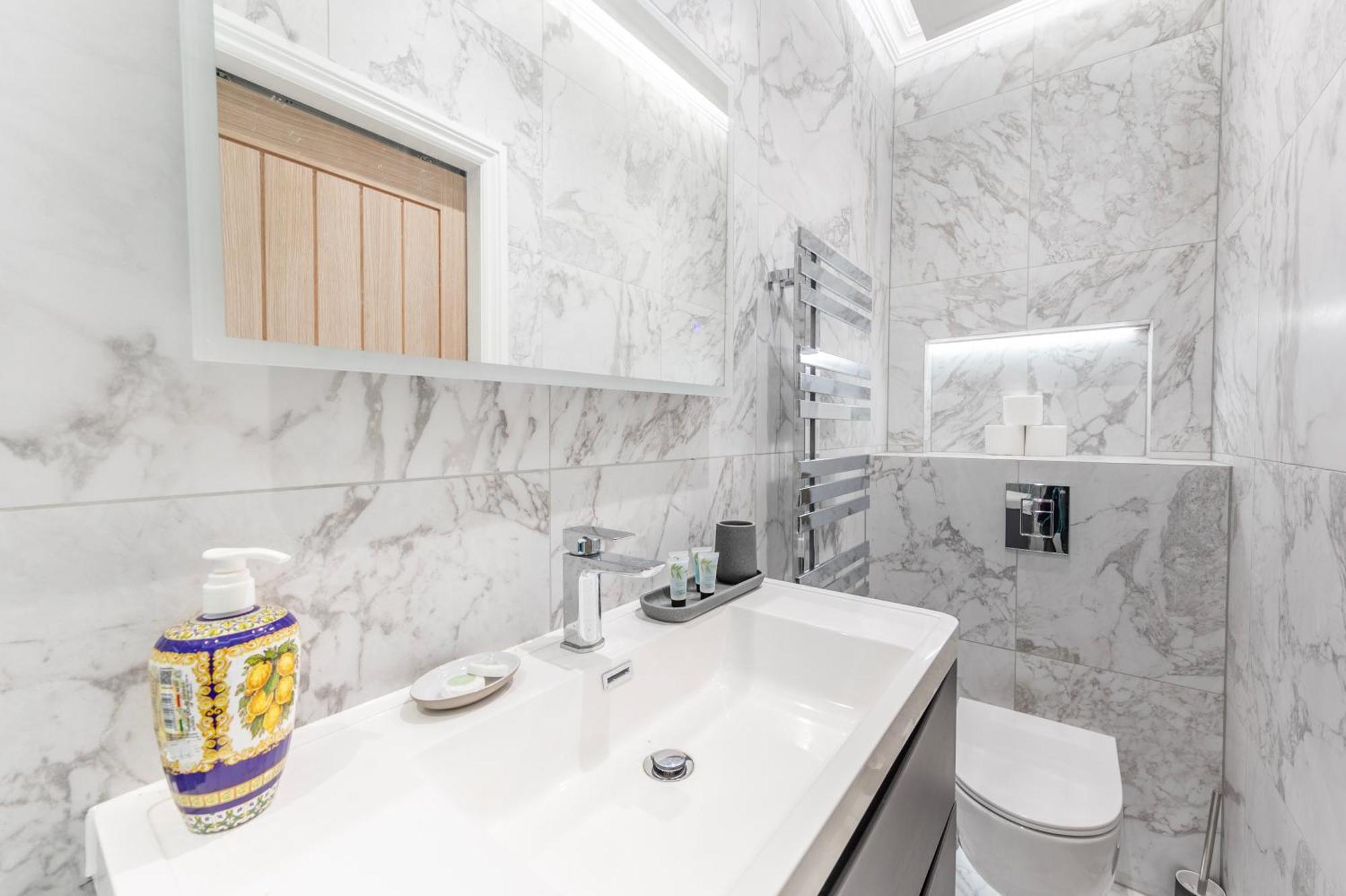 Vakantiehuis Townhouse Moments From Hyde Park & Notting Hill - Free Luggage Storage Nearby And In Unit Washing Machine & Dryer